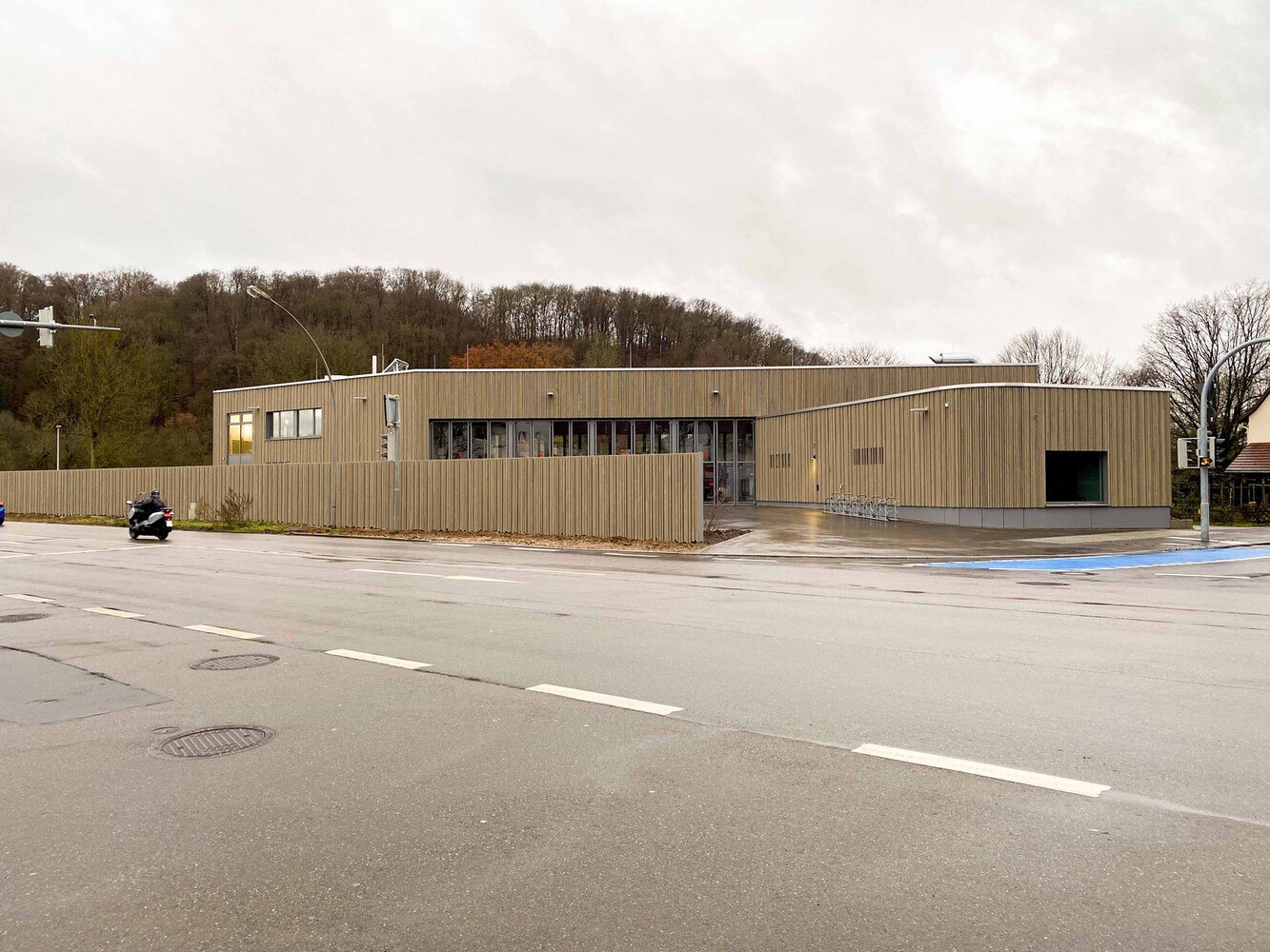 An die Halle grenzt an der Nordseite ein eingeschossiger Gebäudefinger für Lager, Werkstatt und Trockenraum an. Am anderen Ende der Halle, auf der Südseite, schließt ein zweigeschossiger Gebäudeteil an, dessen Attikahöhe die Höhe der Halle aufnimmt.

  © Gaus Architekten