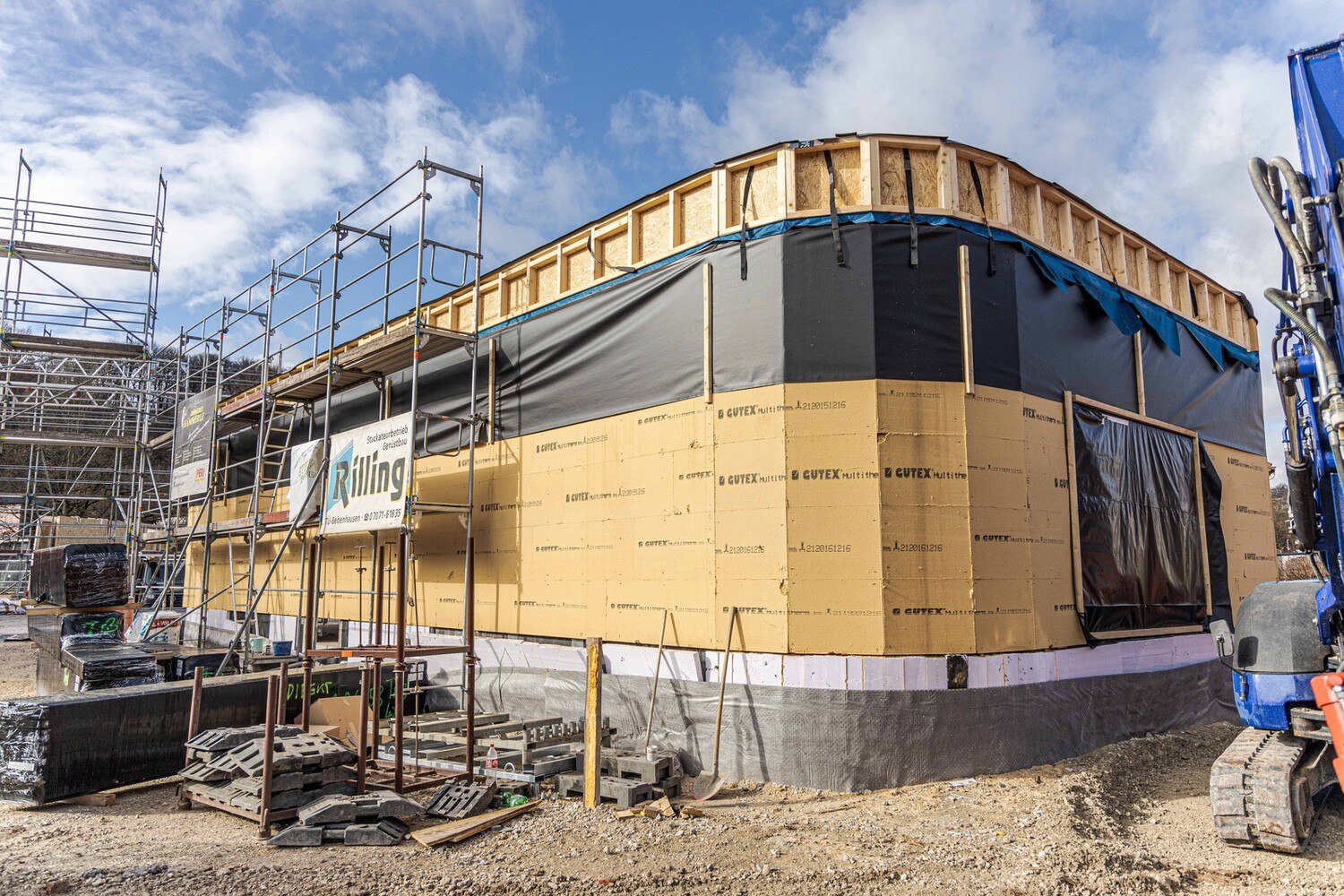 Die Außenwände erhielten eine Mineralwolldämmung plus Holzweichfaserplatten sowie eine OSB-Beplankung zur Innenseite. © Gaus Architekten