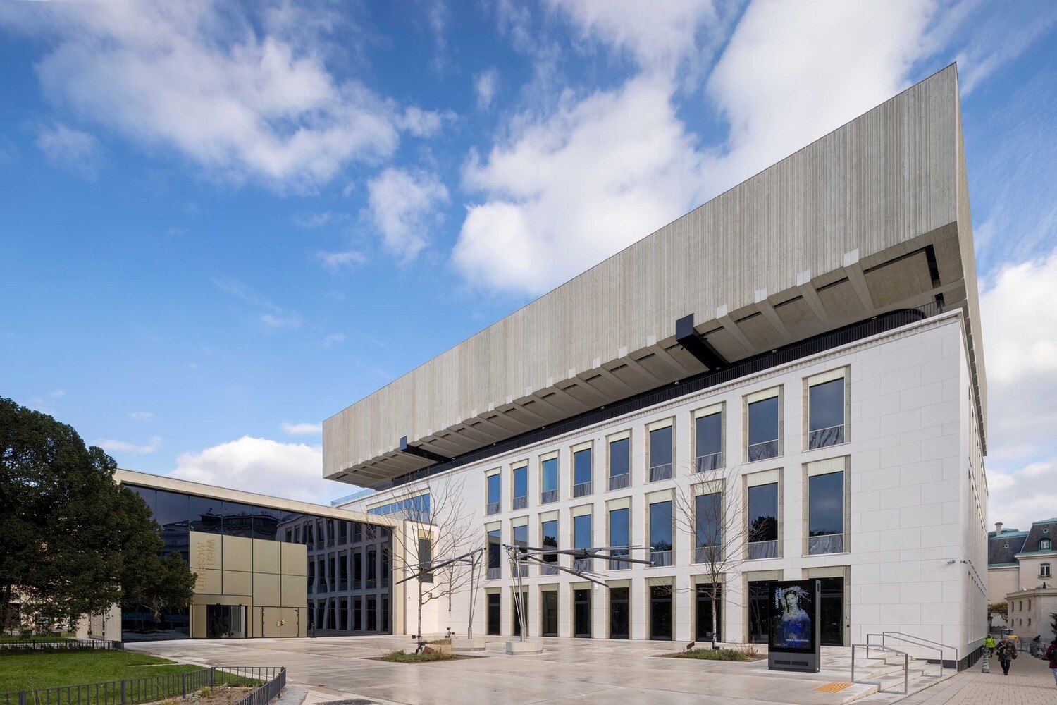 Die Gestaltung der Bestandsfassade erfolgte nach den ursprünglichen Entwürfen Oswald Haerdtls mit verschiedenen Natursteinen. Kalkstein und Marmor verleihen ihr eine einzigartige Textur. Die Betonfassade des Neubaus wurde durch eine spezielle Schalung und händische Nachbearbeitung fein strukturiert.  © Lisa Rastl