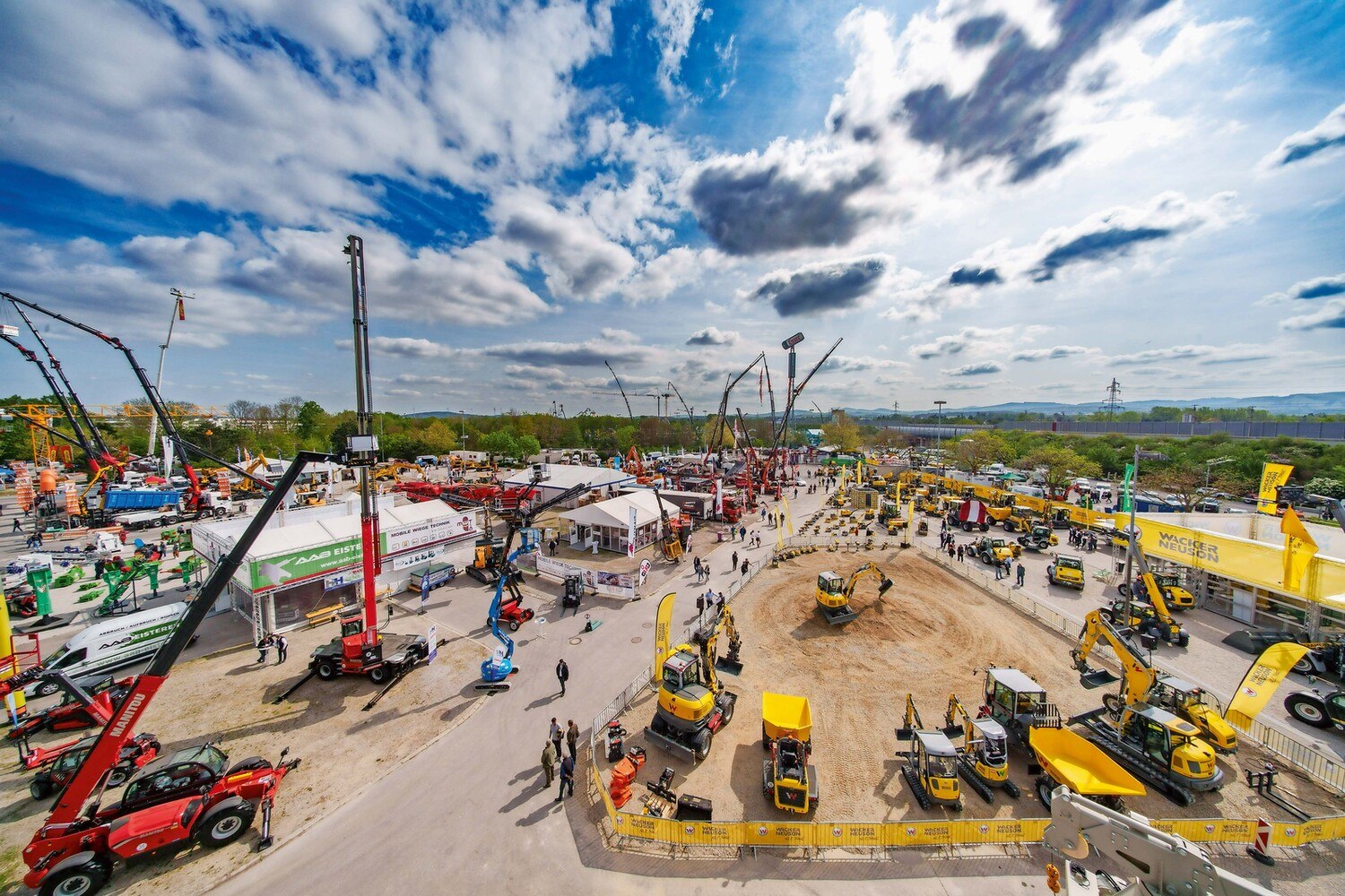 Auf der Demonstrationsmesse Mawev Show 2024 nahm das Thema Baumaschinenmiete „viel Raum ein“, viele der auf der Messe präsentierten Baumaschinen lassen sich auch mieten. © mcgphotography by Josef Bollwein