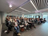 Interessiertes Fachpublikum im ausverkauften Saal im Haus der Wiener Wirtschaft.