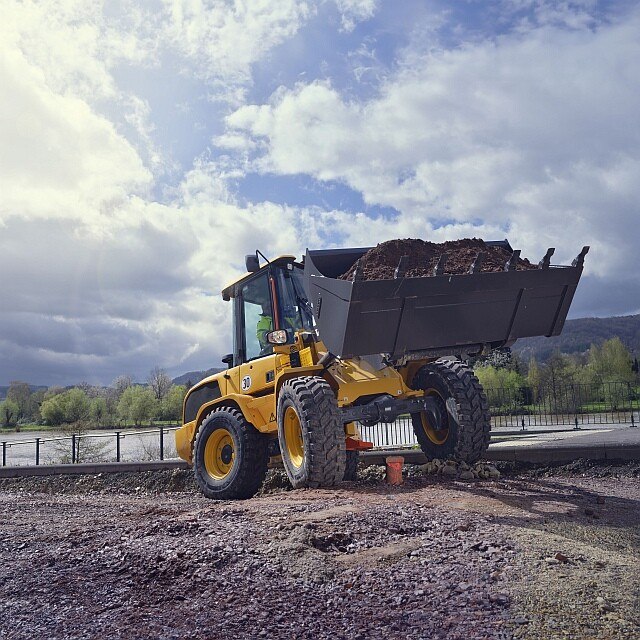 Eine Option zur Begrenzung der Hub- und Kippgeschwindigkeit erleichtert bei Volvos neuesten Radladern die Arbeit mit schweren Lasten. © Volvo CE