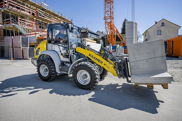 Der batterieelektrische Radlader 5065e von Wacker Neuson ist mit einer 96 Volt Lithium-Ionen-Batterie ausgestattet und erreicht damit eine Laufzeit von bis zu vier Stunden ohne Zwischenladung. © Wacker Newson