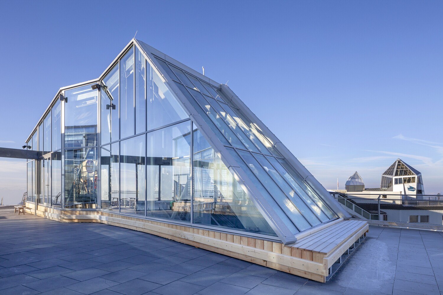 Panoramarestaurant Bergstation Zugspitze: Für Sicherheit bei maximaler Transparenz sorgen sowohl im Restaurant als auch an den Aus- und Übergängen, beispielsweise zu den Treppenhäusern, Brandschutzgläser. © Christoph Seelbach