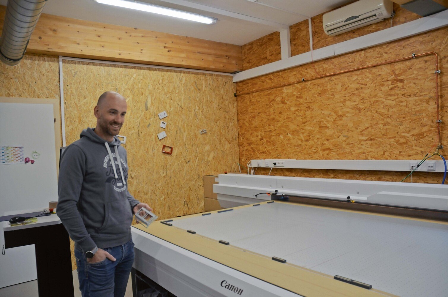 Der Maschinenpark ist auf dem neuesten Stand: Marketingleiter Jürgen Prazak ist zu Recht stolz auf die Druckmaschine. © Barbara Fürst