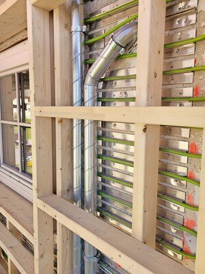 Bauteilaktivierung Außenwand: Belegung mit System CEPA mit 12,5 cm Verlegeabstand und Wärmeleitblechen auf Putz. © Energieinstitut Vorarlberg