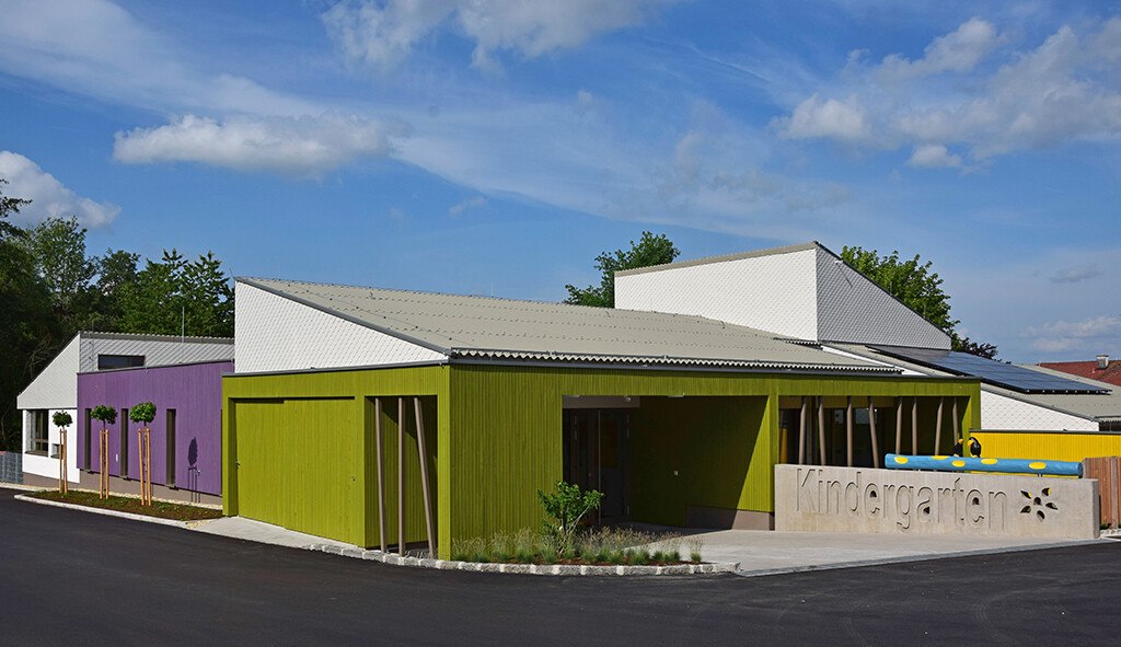 Das fröhliche Kindergarten-Projekt von Augustin Architekten brilliert außen mit Farbe und Holzschutz von Adler. © Augustin Architekten