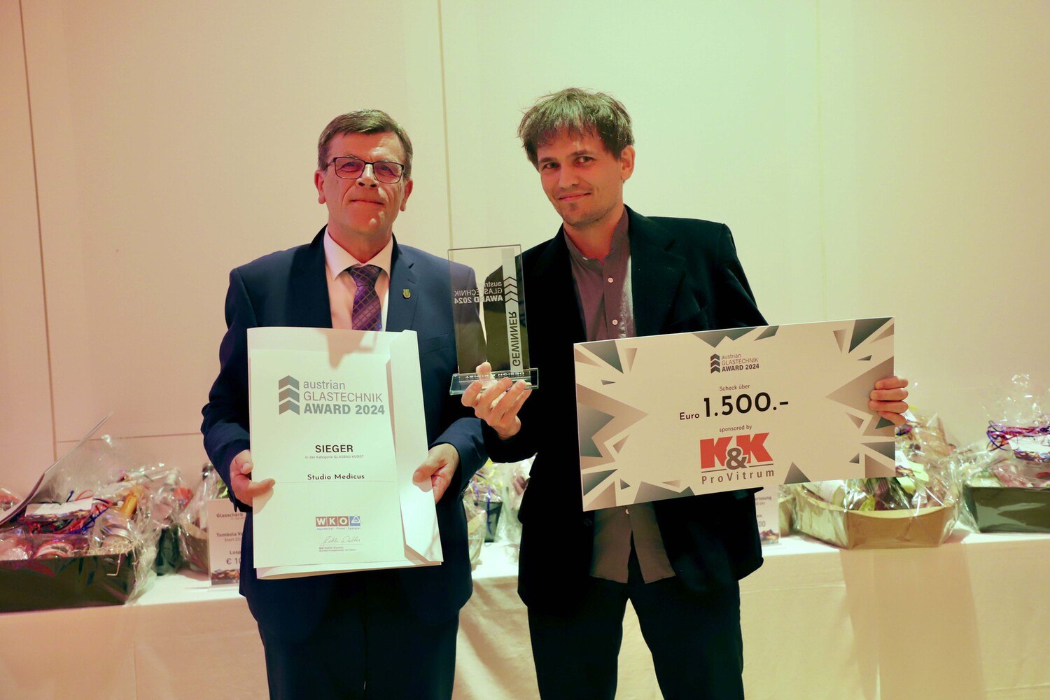 Glaskünstler Thomas Medicus (rechts) freute sich über den Austrian Glastechnik Award. Das Preisgeld von 1.500 Euro sponserte K & K ProVitrum. © Birgit Tegtbauer