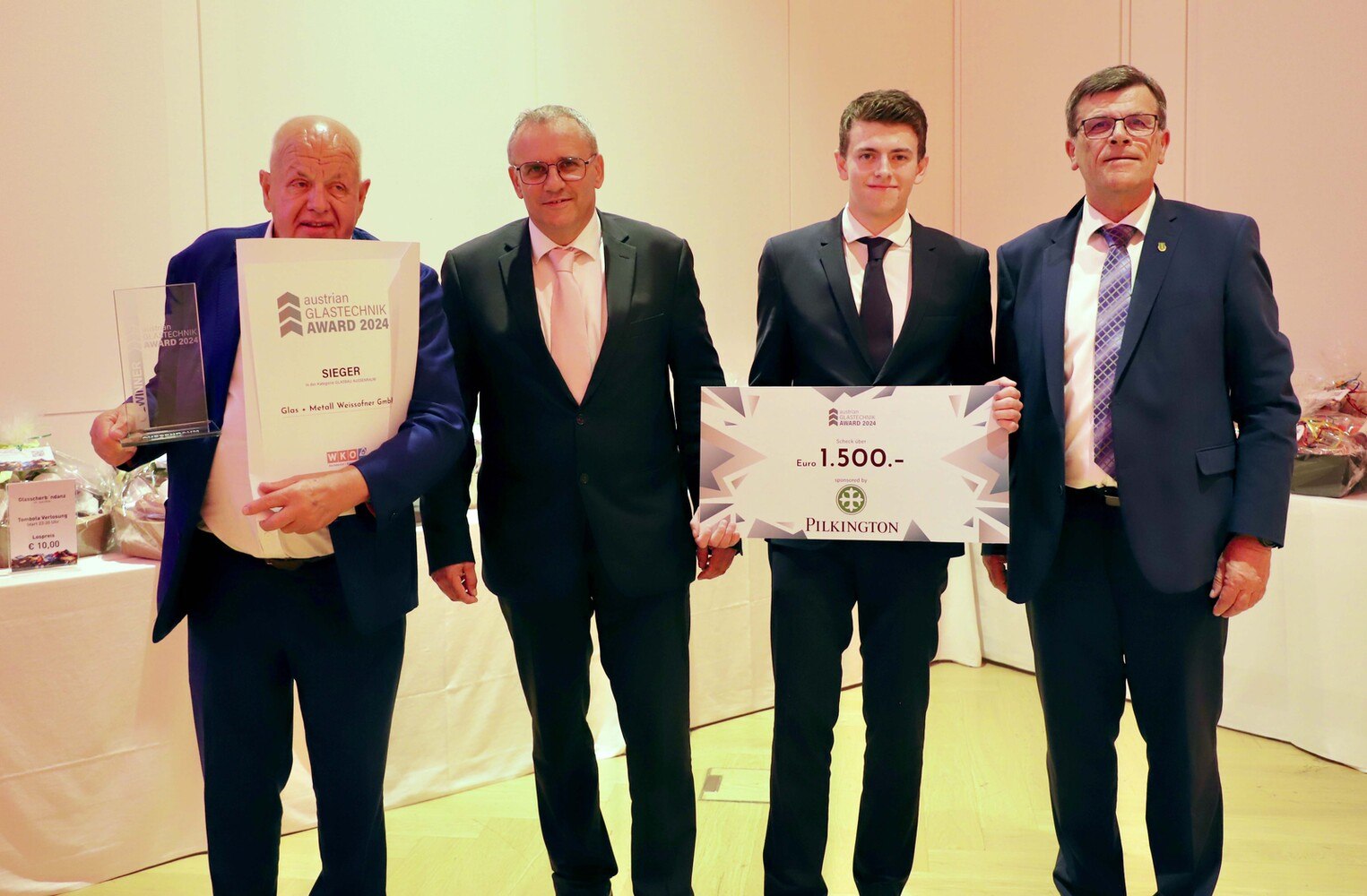 Bundesinnungsmeister Walter Stackler (rechts außen) und Wolfgang Pichler von Pilkington Austria (2. v. links) als Sponsor des Gewinnschecks über 1.500 Euro gratulierten der Familie Weissofner zum Sieg.  © Birgit Tegtbauer