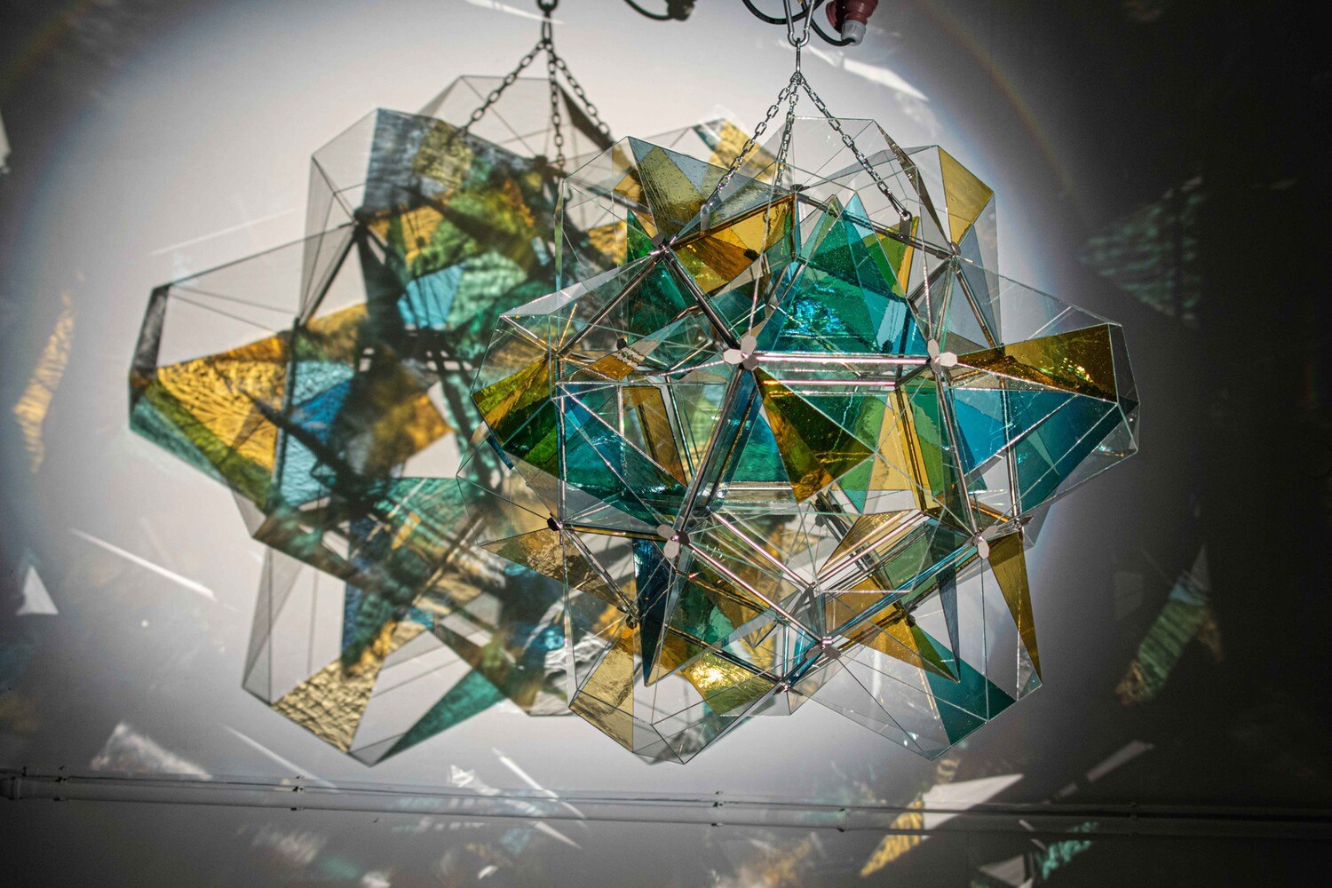 Die hängende Glasinstallation Polyhedra besteht aus 12 separaten, in sich geschlossenen Glaskörpern. © Studio Medicus