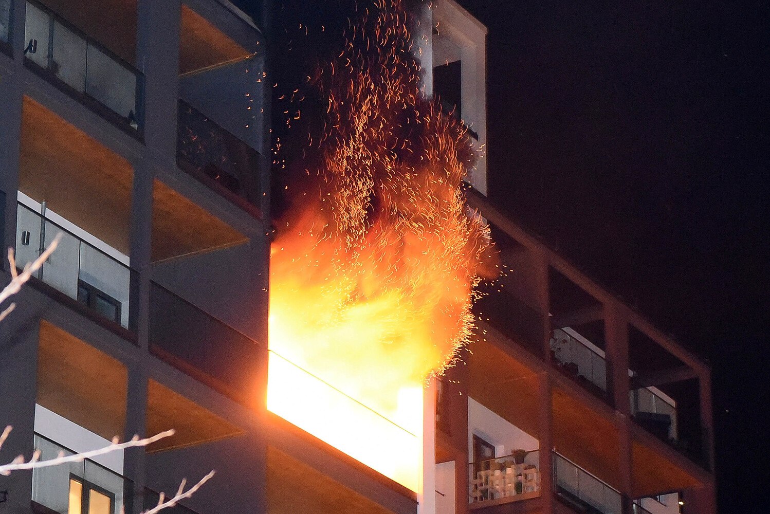 Beim brennenden Balkon war das Glasgeländer nach 25 Minuten derart erhitzt, dass das Glas schmolz, sich als gesamte Platte schwer verformte und in kleineren, zusammenhängenden Stücken nach unten tropfte. © Glas Marte