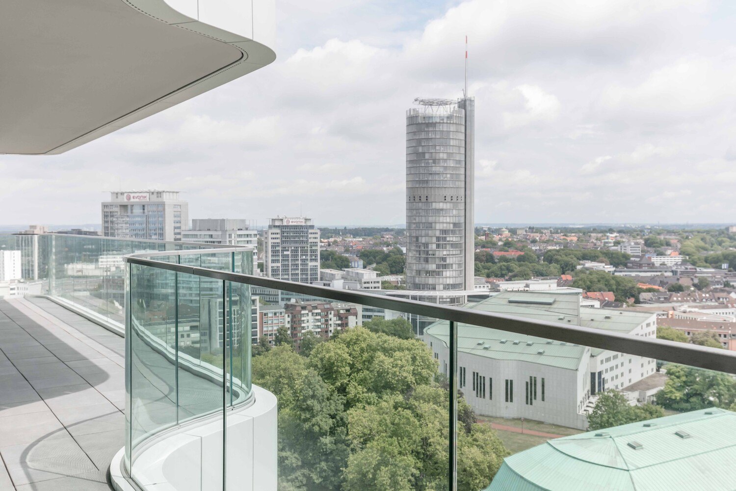 Das gebogene Glas der Balkonbrüstungen ist für viele Befestigungssysteme eine Herausforderung. © Glas Marte