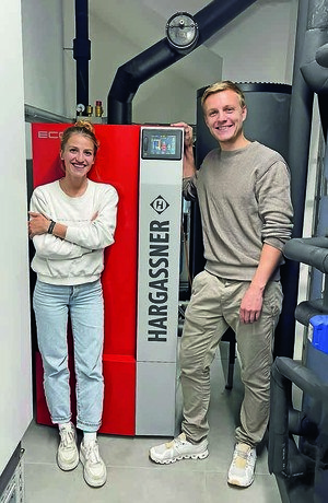 Das Pächter-Ehepaar Juliana und Daniel Döllerer mit dem Hargassner Eco PK 100 Pelletkessel. © B. Fürst