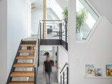 Die leichte, offene Treppe führt von der unteren Ebene der Dachgeschosswohnung erst zu den Kinderzimmern auf der mittleren Ebene. Darüber folgen dann die lichtdurchflutete Galerie sowie Elternschlafzimmer und Badezimmer.