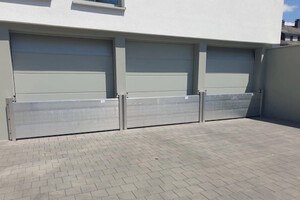 Dammbalken sind modular aufgebaute Barrieren aus robustem, korrosionsbeständigem Aluminium. Sie schützen stabil vor Hochwasser. © Amari