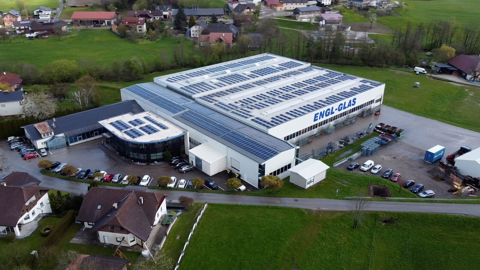 Auf dem rund 15.000 m² großen Grundstück in Ottnang am Hausruck (OÖ) befinden sich die Produktionshallen mit einer Fläche von 7.000 m². © Systron