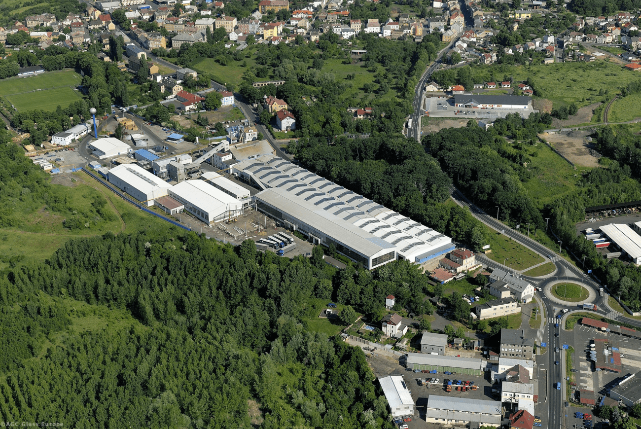 Bis zum zweiten Halbjahr 2024 soll die Produktionslinie für Gussglas von AGC in Barevka (Tschechien) zu einer leistungsfähigen Anlage umgebaut werden, die deutlich weniger CO2-Emmissionen produziert. © AGC Glass Europe