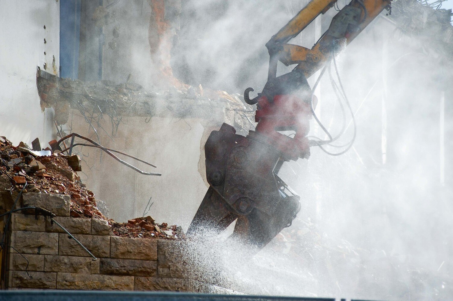 Beton in exakte Formen und Größen zu schneiden, ohne umliegende Strukturen zu beschädigen, ist besonders bei Abbrucharbeiten in städtischen Gebieten, in denen Gebäude in unmittelbarer Nähe stehen, eine Herausforderung. © sybanto/ iStock / Getty Images Plus via Getty Images