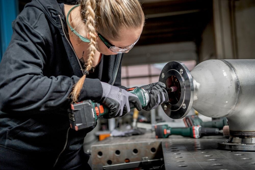 Die schlanken 18-Volt Akku-Geradschleifer sind ideal für die Metallbearbeitung an schwer zugänglichen Stellen. © Metabo