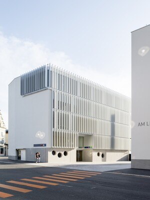 Das von Architekt Rainer Köberl entworfene BTV Bank- und Geschäftshaus in Dornbirn ist ebenfalls mit dem Aluminium-Architektur-Preis 2020 ausgezeichnet worden. © www.alufenster.at | Lukas Schaller