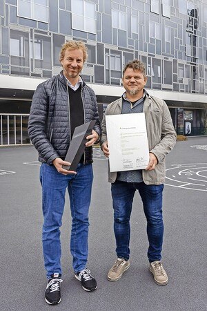 Marko Buxbaumer (li.) und Walter Koppitsch von der Sauritschnig Alu-Stahl-Glas GmbH nahmen die – eigens für den Sonderpreis geschaffene – Aluminiumskulptur in Empfang. © alufenster.at | Jan Hetfleisch