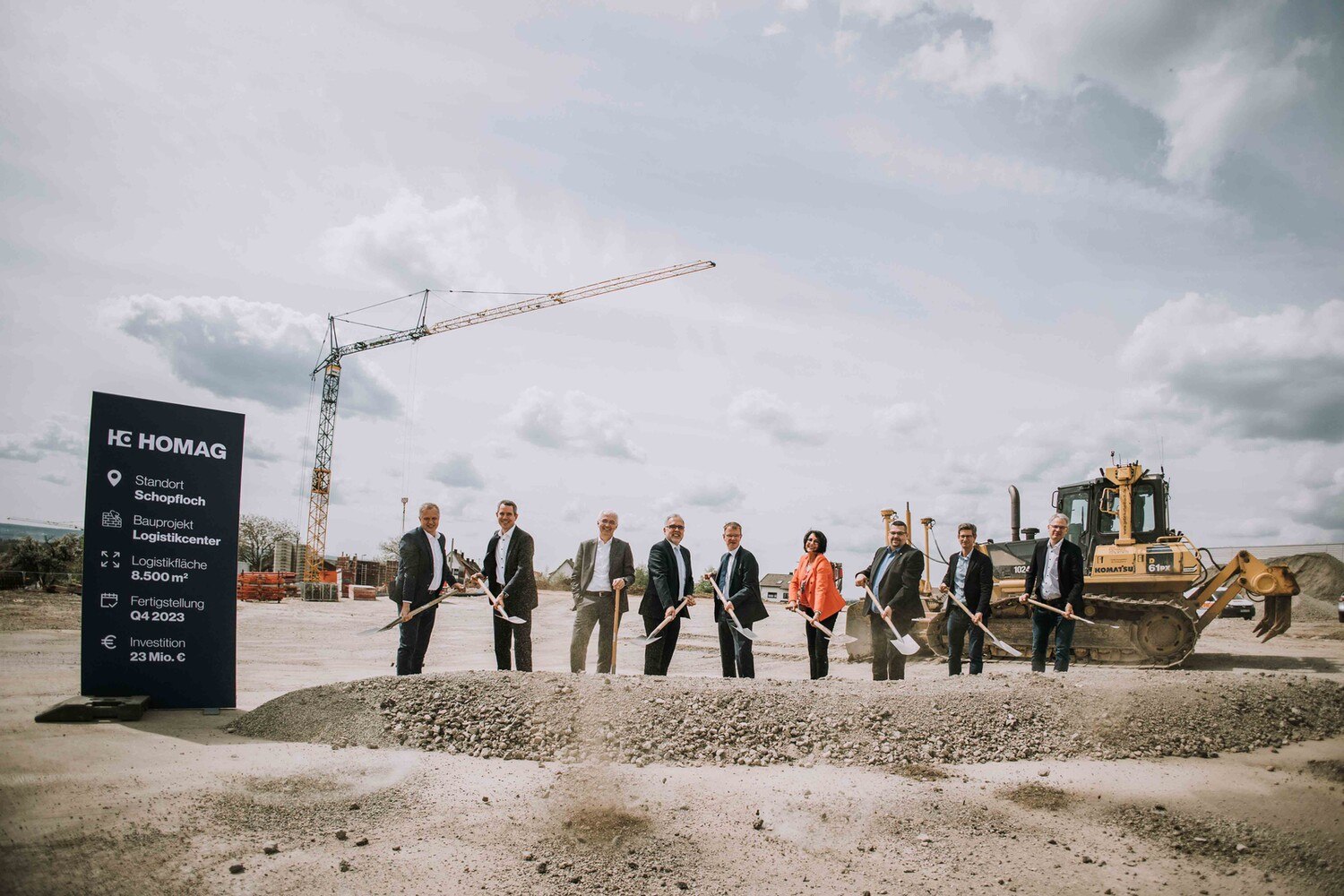 Die Effizienz des Standorts soll mit einem neuen Logistikcenter weiter erhöht werden. Im Bild: Das Projektteam beim Spatenstich am 10. Mai 2022.