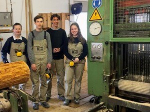 Die Schüler*innen Maria Amerer, Johannes Reichl, Oli Goldmann und Ilvy Hummelberger (v.l.) geben Einblicke in das schulinterne Sägewerk. © Yoko Rödel/HTL Mödling