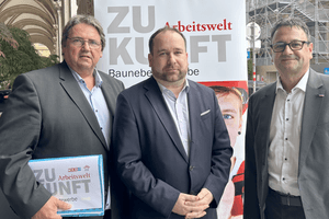 Josef Muchitsch, Christoph Haselmayer und Martin Greiner präsentierten eine Studie, die das ­Fundament zur aktiven Bekämpfung des Fachkräftemangels in den Baunebengewerben liefern soll (v. l.). © GBH