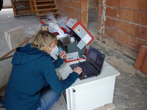 Die ­portable Röntgenfluoreszenz-­Analyse im Außeneinsatz auf der Baustelle. © Holzforschung Austria