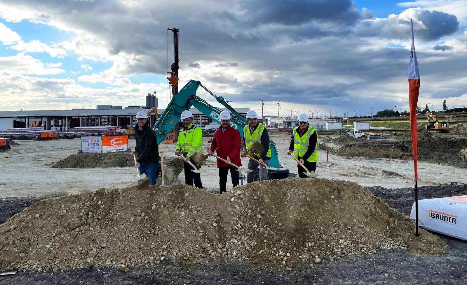 Spatenstich für die Werkserweiterung in Bruck (von links): Markus Perauer (Firma SET), Reiner Stögbauer (Bauder), Bürgermeister von Bruck Gerhard Weil, Mark Bauder, Markus Fiala (Bauder). © Bauder