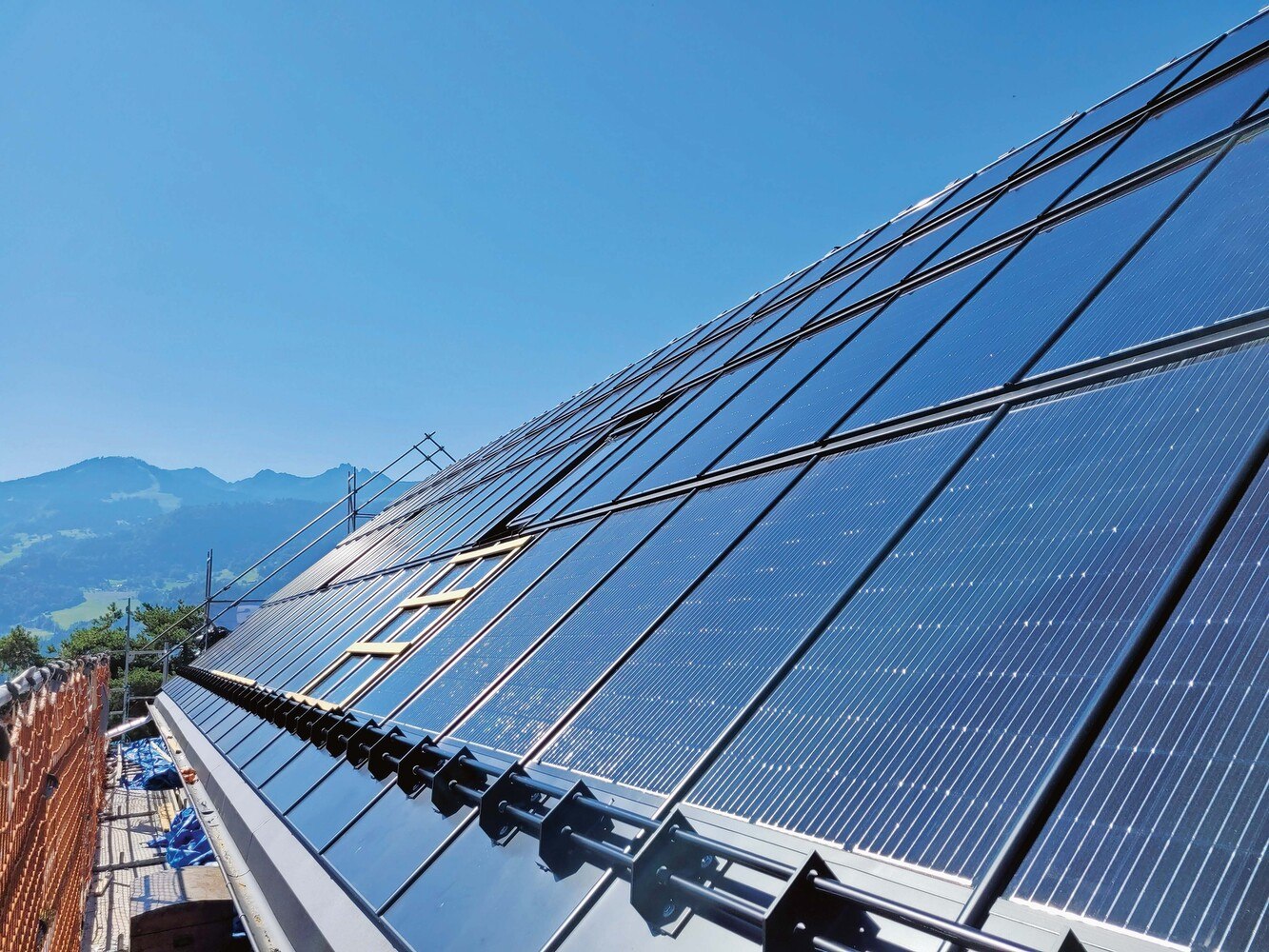 Die Süddächer der Gebäude sind vollflächig mit PV belegt. © Energieinstitut Vorarlberg