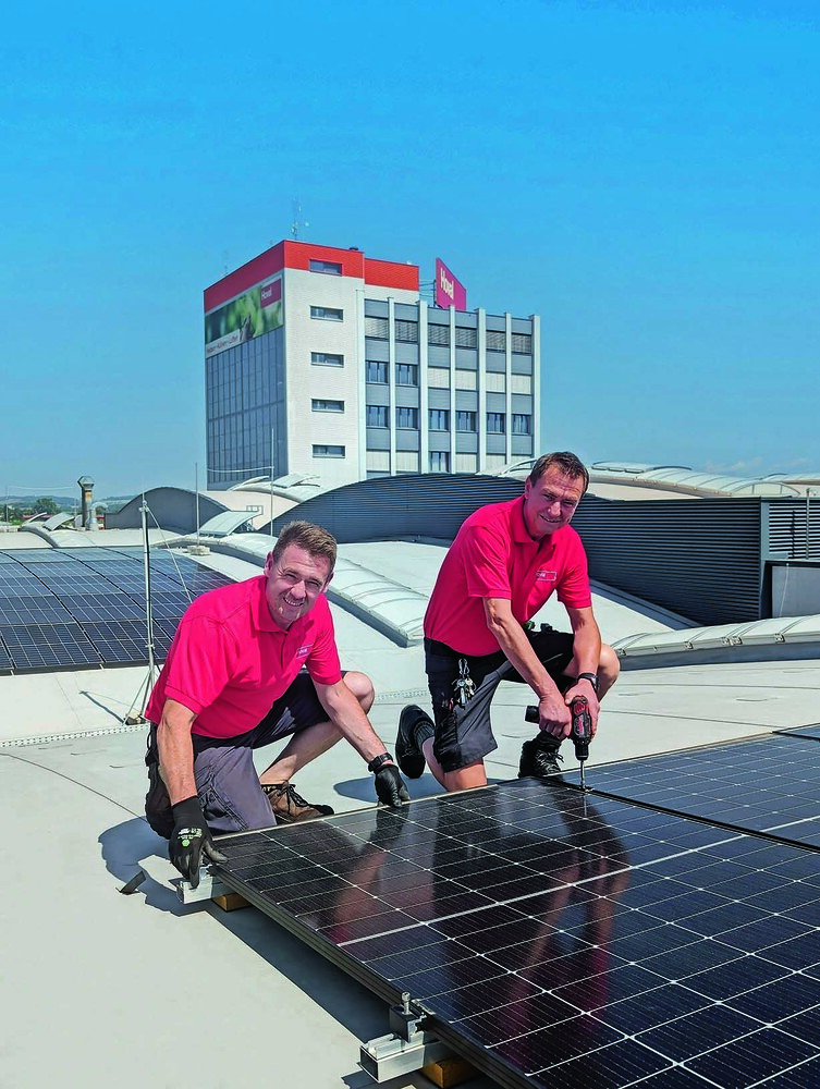 Hoval Techniker bei der Installation der neuen PV-Anlage am Standort Marchtrenk. © Hoval