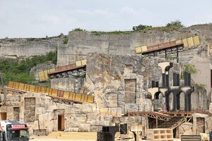 Die mit Zweihorn-Lacken ablackierte Blattvergoldung sticht aus der Naturbühne im Steinbruch St. Margarethen hervor. © Akzo Nobel Hilden GmbH