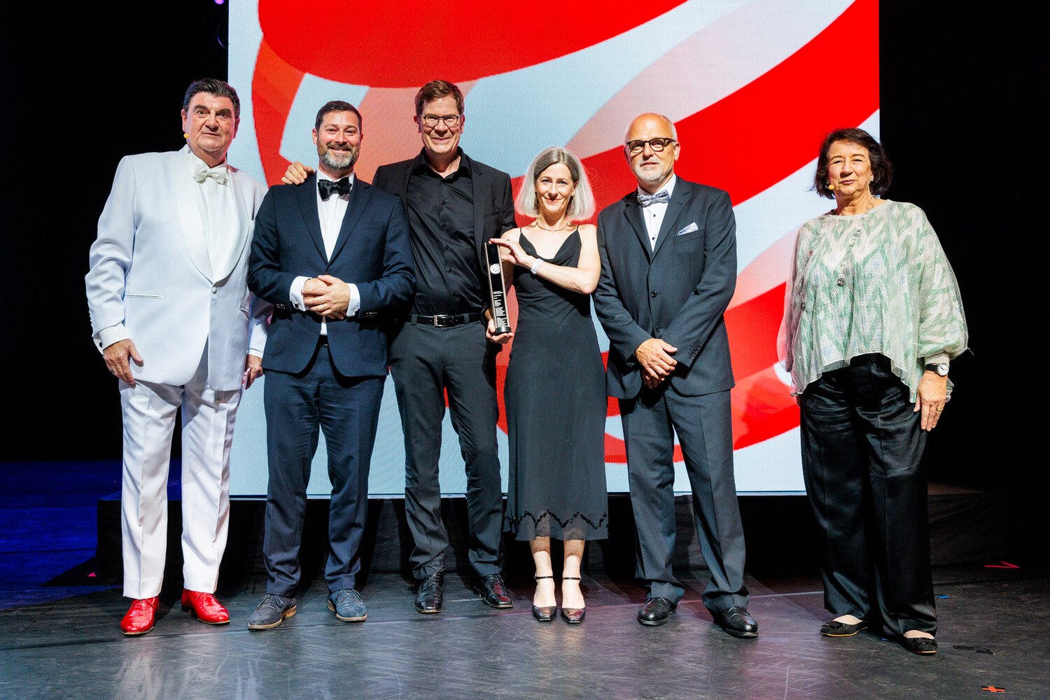 Die Trophäe des begehrten Designawards nahmen Marketingleiter Helge Krausler, Designer Jens Pohlmann, Designerin Sybille Fleckenstein und Laborleiter Dieter Tröger (von links) in Essen auf der Bühne entgegen. © Red Dot