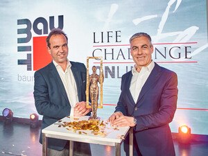 Robert Schmid und Georg ­Bursik mit dem Baumit Life Challenge Award. © Baumit