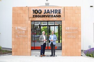 Rudi Ecklmayr (GF Ziegelverband) und Peter Flotzinger (Obmann Ziegelverband) luden und die Ehrengäste kamen zur 100-Jahre-Zieglerverband-Feier. © Agentur Como GmbH