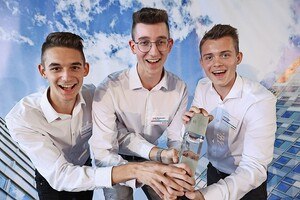 Jonas Brandstätter, Florian Kogler und Daniel Zöger von der HTL Pinkafeld bauten eine multifunktionale, digitale Klassenzimmeruhr namens 