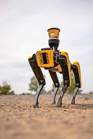 Boston Dynamics und Trimble wollen gemeinsam die autonome Mobilität des „Roboterhundes“ für Standortscans, Vermessung und Fortschrittsüberwachung nützen. © Trimble