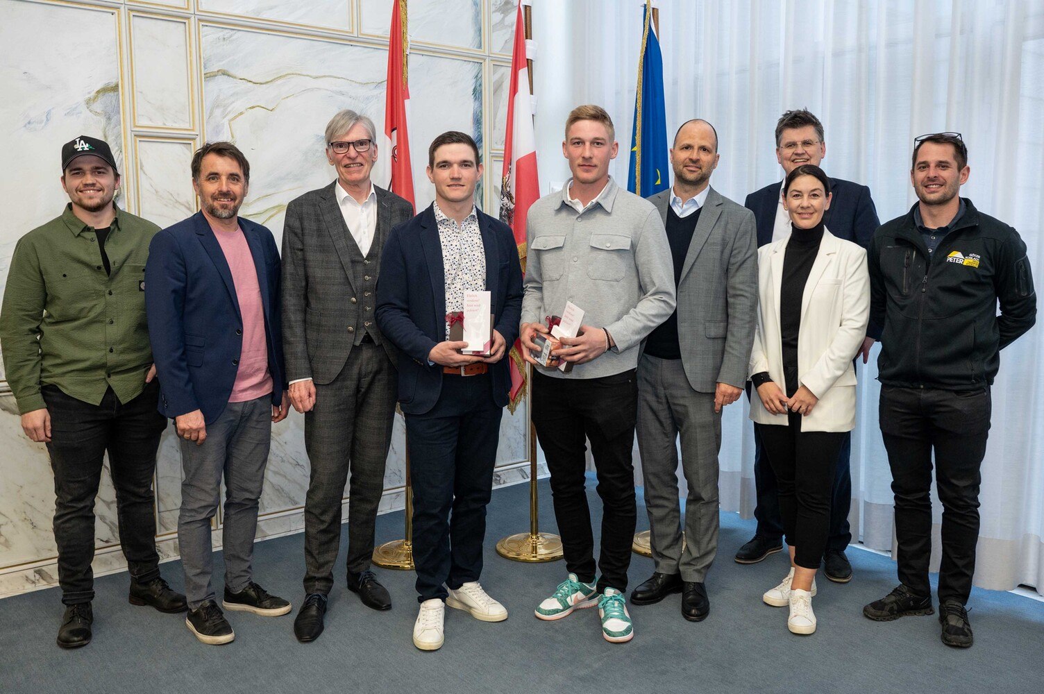 Ehrung der WM-Sieger (von links): Ausbilder Thomas Jäger, Innungsmeister Roman Moosbrugger, Wirtschaftskammer-Präsident Wilfried Hopfner, die beiden WM-Gewinner Patrick Jäger und Fabian Mächler, Landesrat Marco Tittler, Spartenobmann Bernhard Feigl, Fachgruppen-Geschäftsführerin Sabrina Nicolussi, Ausbilder der Firma Peter Dach Rene Maissen. © Alexandra Serra