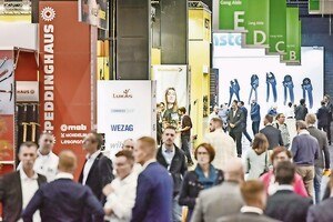 Rund 1.400 Aussteller*innen präsentierten auf der diesjährigen internationalen Eisenwarenmesse in Köln ihre Produkte. Ein besonders beliebter Anlaufpunkt ist der „DIY Boulevard“, eine Ausstellungsfläche, auf welcher Produkte in authentischer Umgebung präsentiert wurden. © Koelnmesse/Eisenwarenmesse