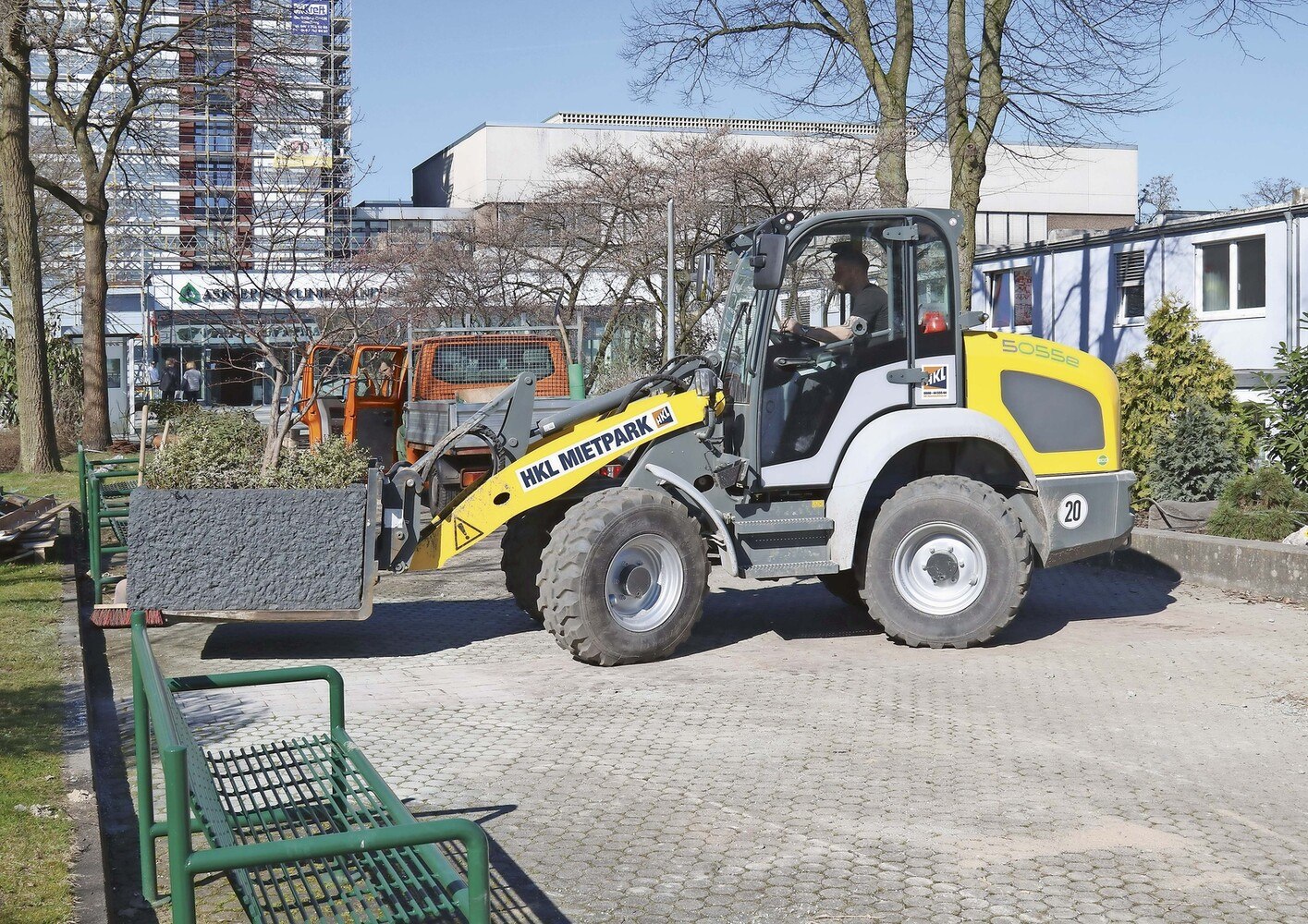 EFFIZIENT. Baumaschinenvermieter HKL Baumaschinen setzt auf Nachhaltigkeit und baut das Elektrosortiment weiter aus. © HKL Baumaschinen