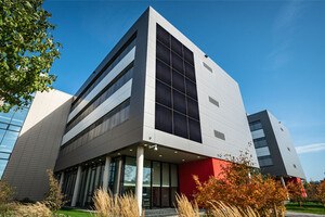 Nachrüstbar auf bestehende Gebäude: friSolar Wall bietet alle Vorteile einer vertikalen Photovoltaikanlage. © Julius Fritsche