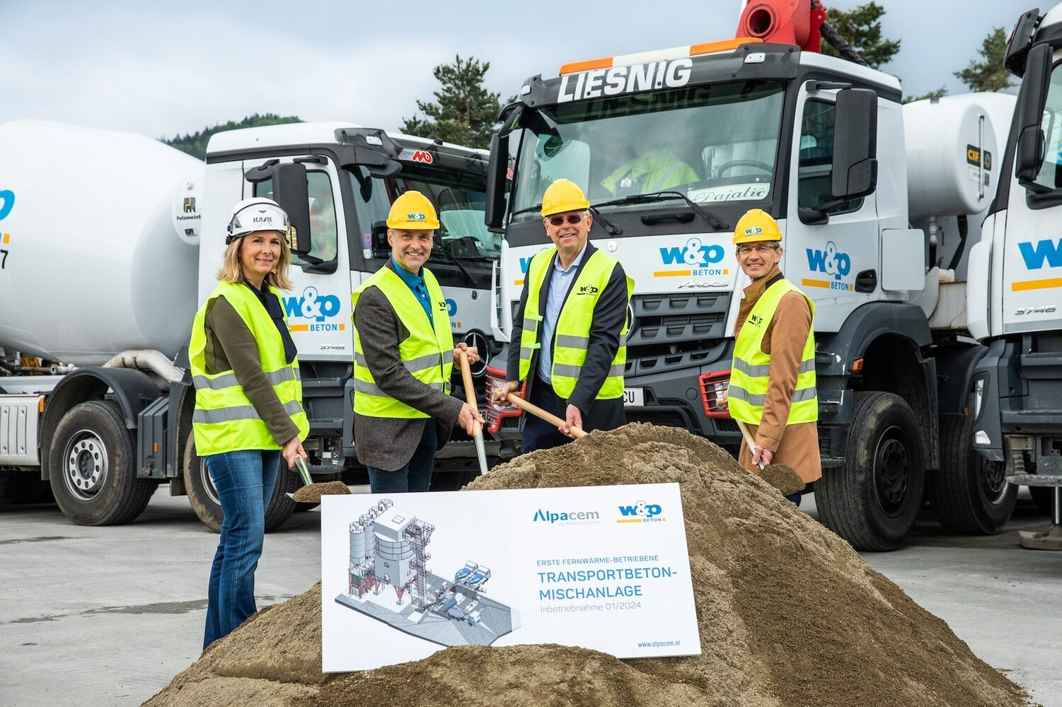 Bei der Spatenstichfeier zum Bau der ersten Fernwärme-betriebenen Transportbetonmischanlage anwesend waren (v.l.) Anita Ebenwaldner-Abuja (Geschäftsführerin von w&p Beton), Michael Gussnig (Stadt Klagenfurt), Alois Dolinar (Vizebürgermeister der Stadt Klagenfurt) und Lutz Weber (Geschäftsführer von w&p Beton) © Elias Jerusalem