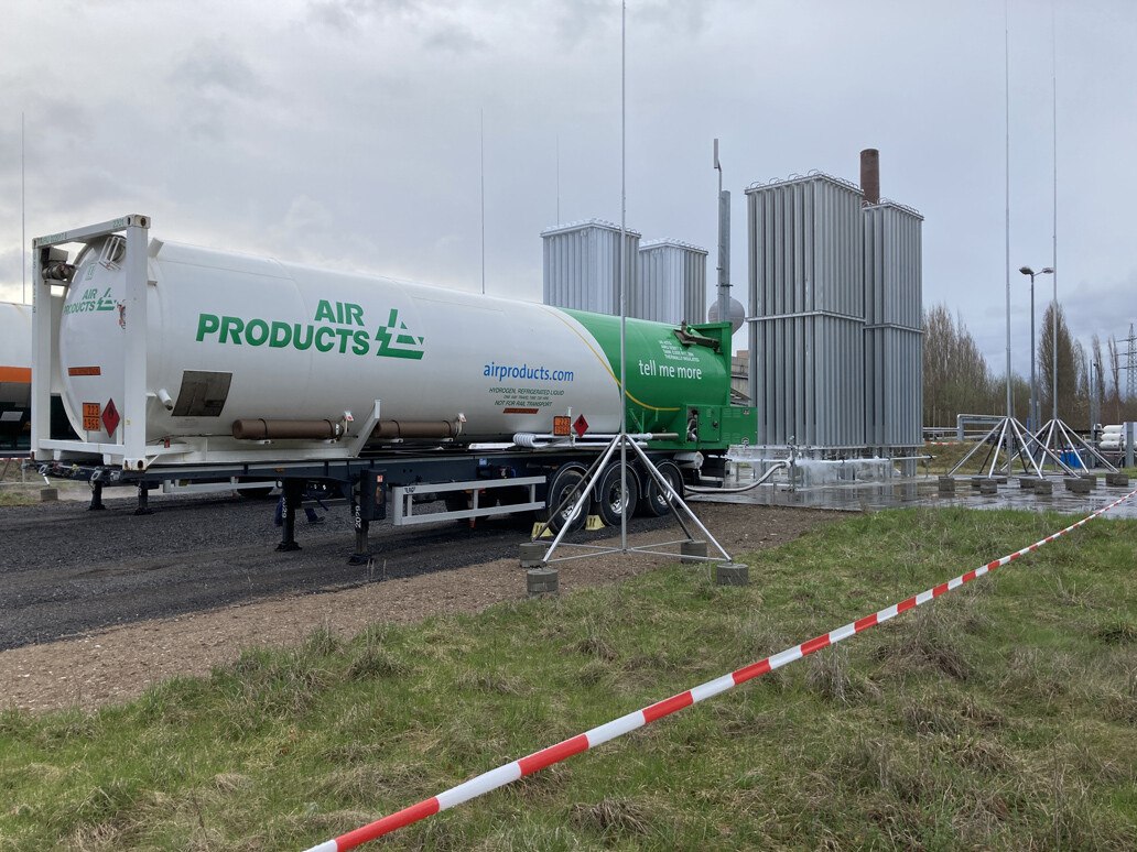 Die Verdampfungsanlage wurde von Air Products konzipiert und auf dem Werksgelände von Saint-Gobain Herzogenrath (D) errichtet. Sie bringt den Wasserstoff über spezielle Rohrleitungen in die Injektoren der Glaswanne. © Saint-Gobain