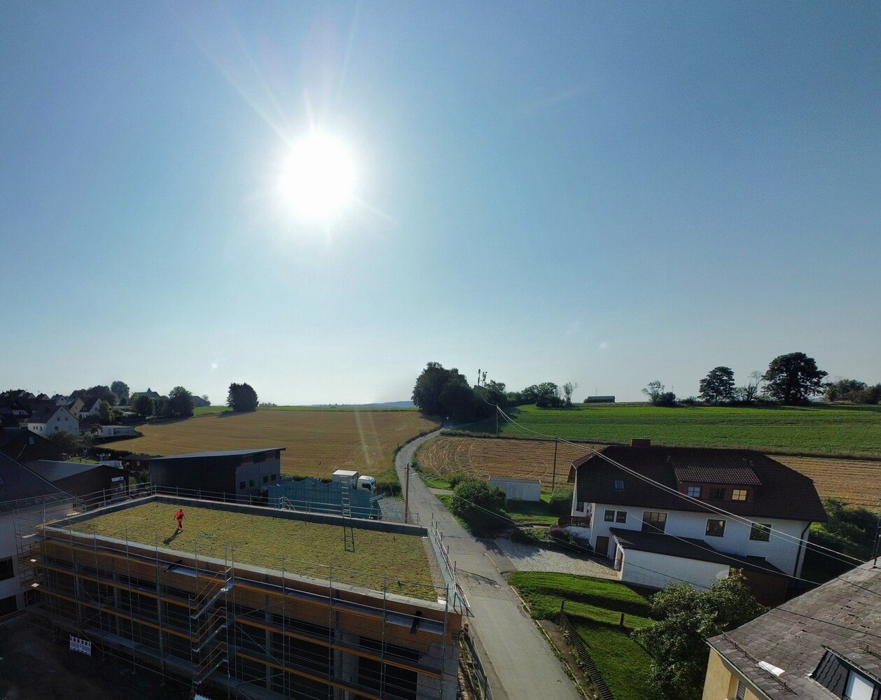 Dieses innovative wasserspeichernde Gründach an einer Grundschule im bayerischen Schauenstein ist das erste Detention Roof Deutschlands. © Sempergreen