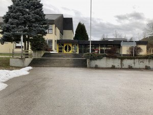 Vor der Sanierung: Volksschule Bruckmühl, Bruckmühl, Oberösterreich © Tp3 Architekten