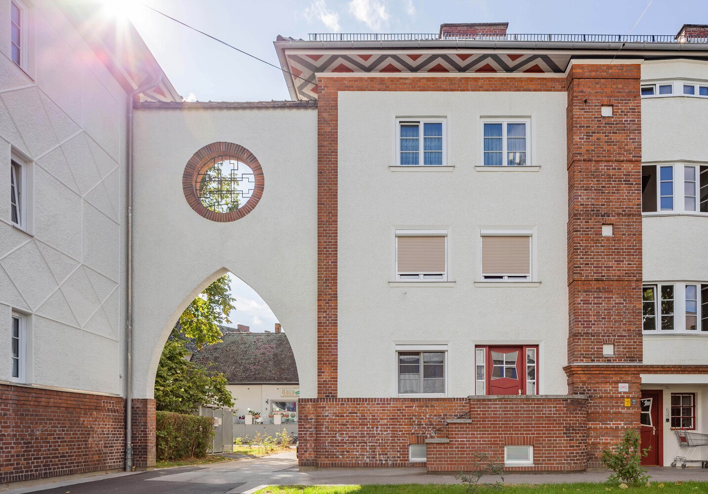 Wenn Altes wie neu aussieht: Die Fassade der Wohnhausanlage aus den 1920er Jahren wurde dank Histolith Produkten wieder fit für die Zukunft gemacht. © Synthesa