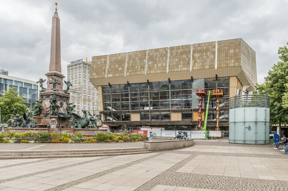 Streifen für Streifen wurden die 700 Quadratmeter Glas an der Nordfassade des Gewandhauses in Leipzig saniert. © René Jungnickel