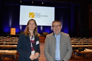 Peter Schober übergab die Leitung seines Fachbereichs und des Fenster-Türen-Treffs an seine Nachfolgerin Julia Bachinger. © Holzforschung Austria