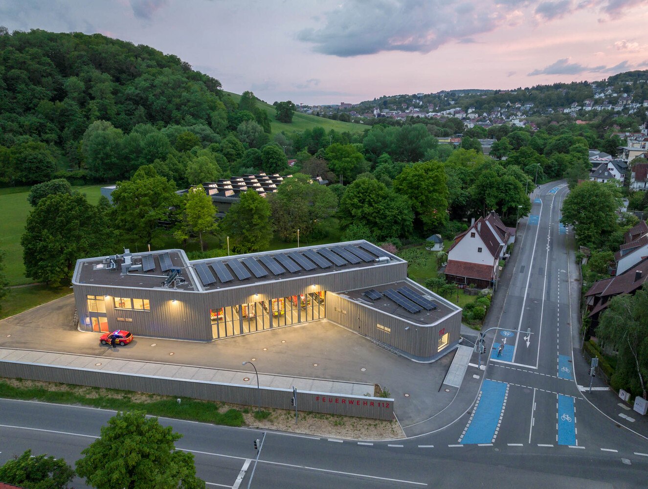 Für das dahinterliegende Wohngebiet dient das im Grundriss S-förmige, etwa 7 m hohe Gebäude als Lärmschutzwand gegenüber der Stuttgarter Straße.

  © Oliver Rieger